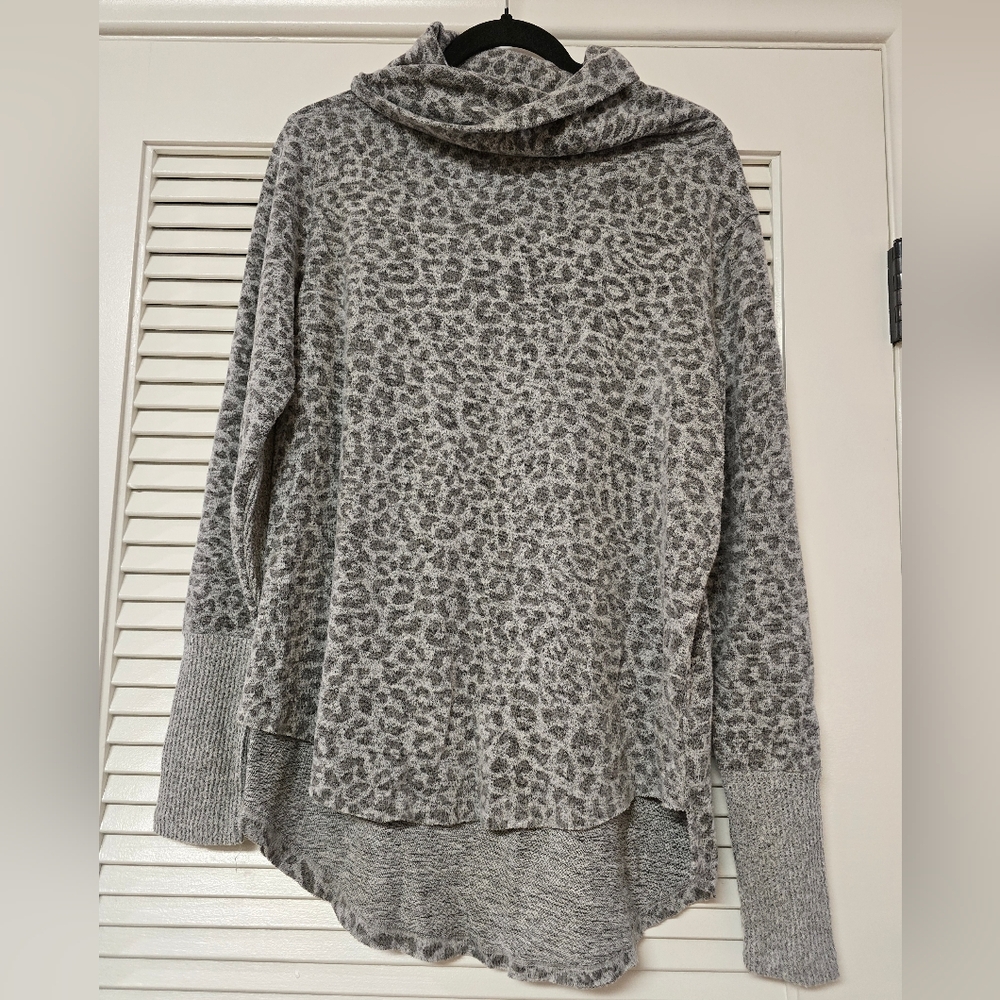 Sweet Romeo - Grey Animal Print High-Low Long-Sleeve Top